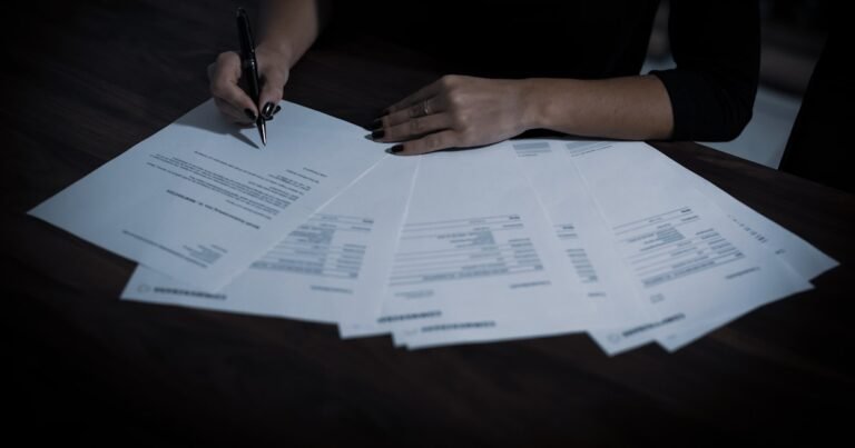 Mulher assinando documento com caneta esferográfica