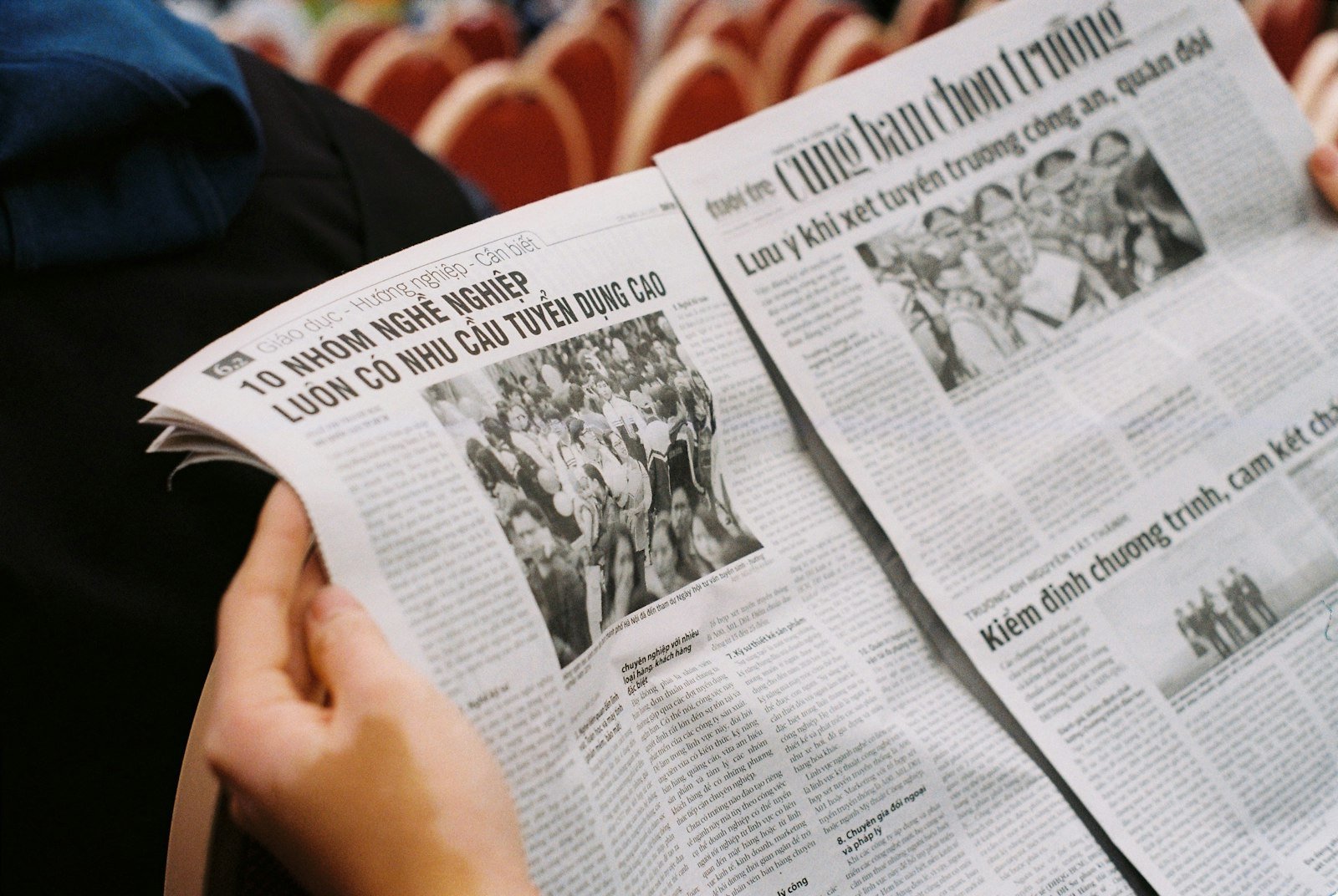 Jornal aberto sobre a mesa