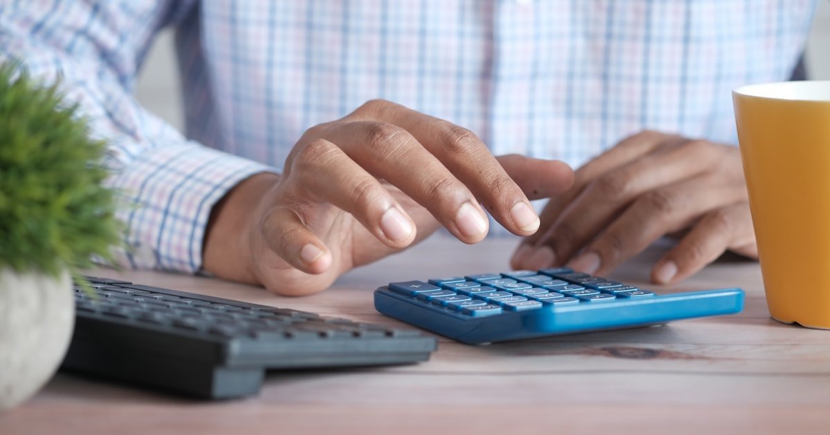 Calculadora e caderno sobre a mesa de trabalho